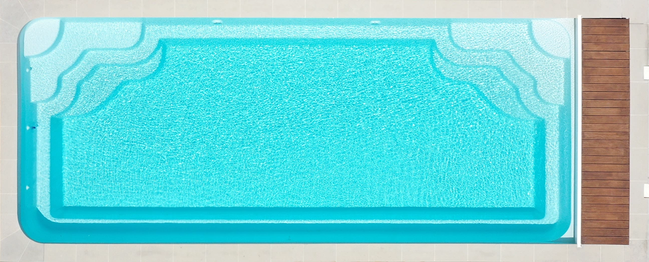 piscine polyester avec un volet immergé